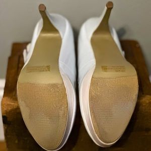 White double strap Mary Jane’s size 7/8